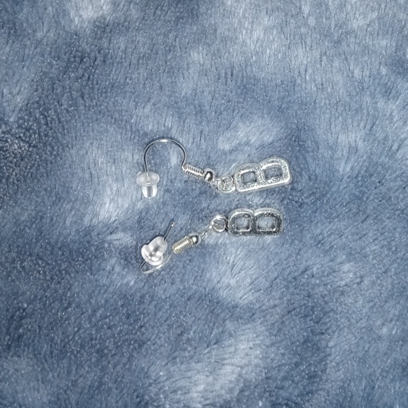 Letter B earings - Picture 1 of 3